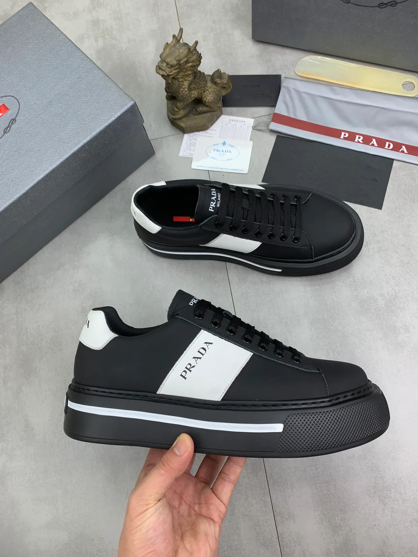 Men's Men's Shoes💰P560💰【New Style】 The latest model of high-quality PRADA classic men's shoes has been launched on the official website in 1:1 replica, synchronized in Hong Kong counters and on the same catwalk; all made of calfskin ➕Imported cowhide lining, 🍡🍡original rubber outsole 1:1 non-slip and wear-resistant; comfortable to wear, attractive style, fine workmanship, and simple and neat shoe last, showing a man's courage and toughness, 👍Number 38 to 44 (45 can be customized) 4⃣️colors🉑️ to choose from